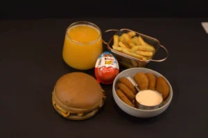 Mini cheeseburger + frites + jus d&rsquo;orange + jouet